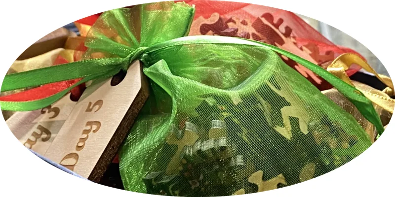 Artifact Puzzles - Six Days Of Holiday Cheer Advent Calendar Wooden Jigsaw Puzzle — numbered daily bags / product packaging