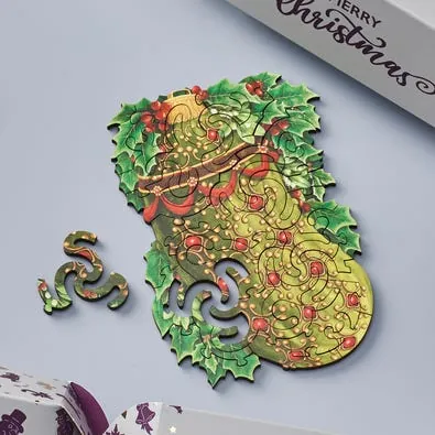Wentworth Wooden Puzzles Christmas Pickle - Extra Difficult Cracker — manufacturer image